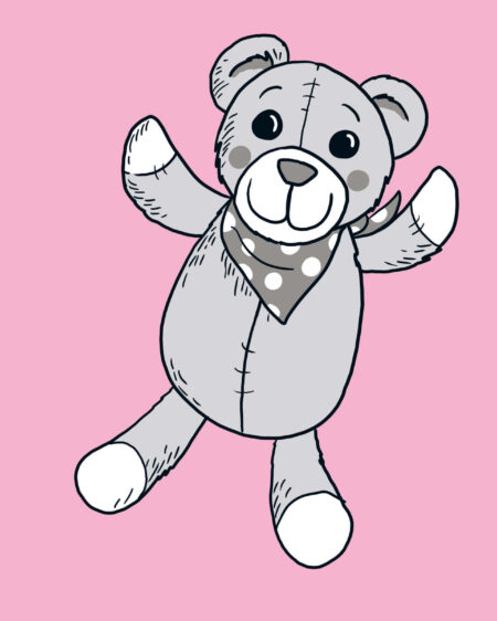 Ein grauer Teddybär mit aufgestickten Details und einem gepunkteten Halstuch vor einem rosa Hintergrund.