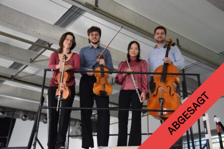 Vier Musiker stehen auf einer erhöhten Bühne und halten eine Geige, eine Bratsche, eine Flöte und ein Cello in den Händen; in der Ecke ist ein rotes Transparent mit der Aufschrift „ABGESAGT“ zu sehen.