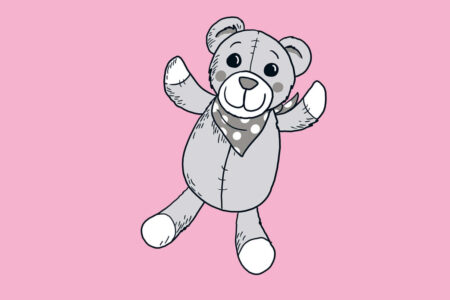 Ein grauer Teddybär mit gepunktetem Schal und aufgestickten Details ist auf einem rosa Hintergrund abgebildet und lächelt mit ausgestreckten Armen und Beinen.