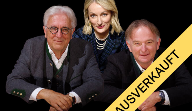 Drei Personen posieren vor einem schwarzen Hintergrund, über das Bild verläuft diagonal ein gelbes Banner mit der Aufschrift „AUSVERKAUFT“.