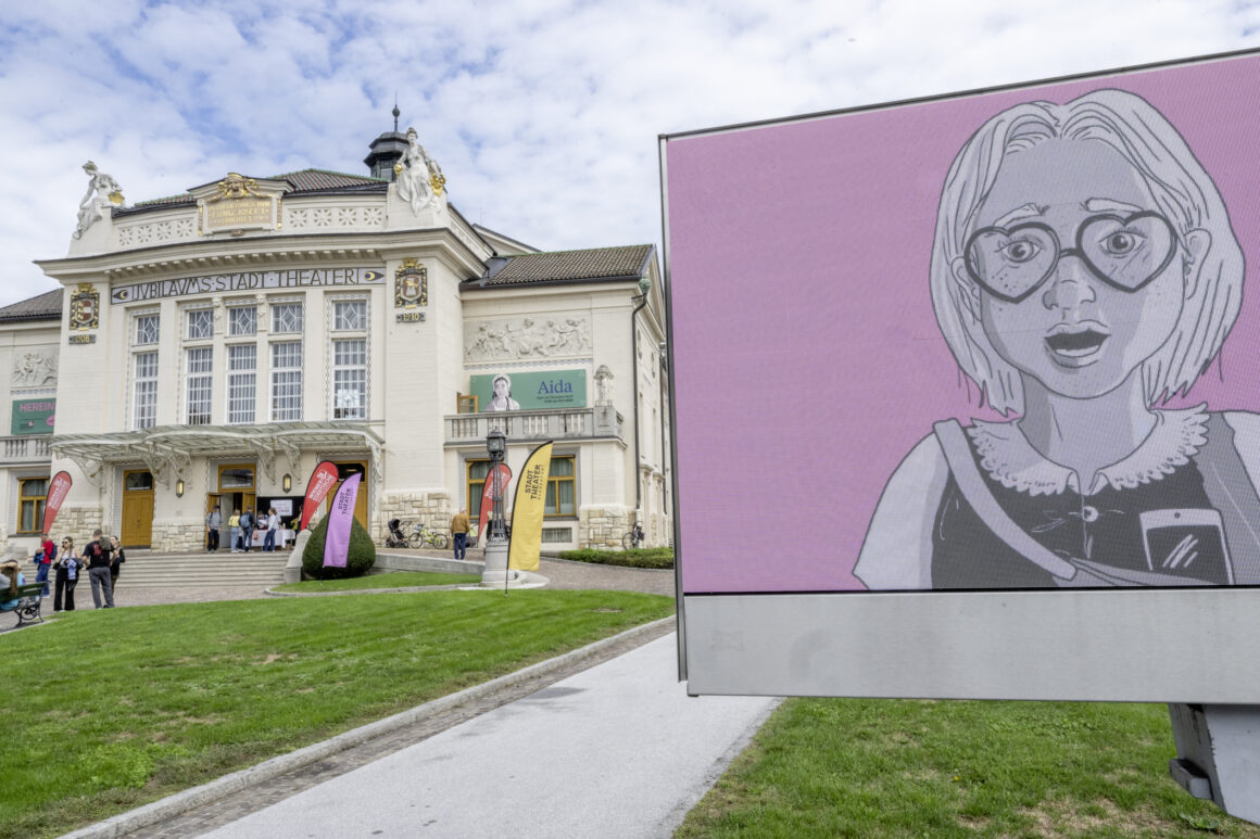 Vor einem prächtigen Theater stehen Menschen, im Vordergrund ist auf einem rosa Schild ein Cartoon-Mädchen mit Brille zu sehen.